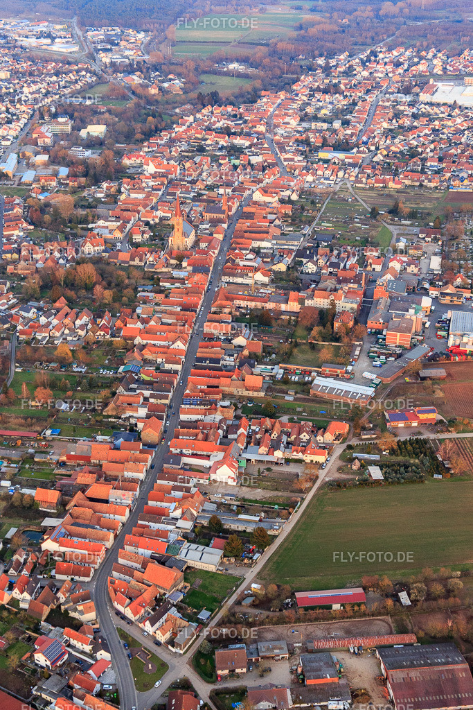 Hauptstraße aus Westen | Luftbild: Hauptstraße aus Westen in Bellheim im Bundesland Rheinland-Pfalz in Deutschland. Foto: IMG_105220.jpg vom 24.03.2018 durch Werner Riehm/FLY-FOTO.de - Realisiert mit Pictrs.com