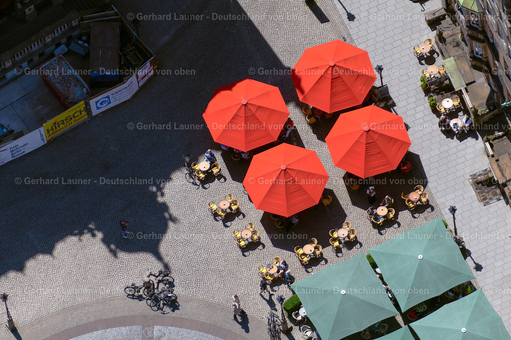 4029830 | BREMEN 01.06.2020 Tische und Sitzbänke der Freiluft- Gaststätten an der Straße Am Markt im Ortsteil Altstadt in Bremen, Deutschland. // Tables and benches of open-air restaurants on street Am Markt in the district Altstadt in Bremen, Germany. Foto: Gerhard Launer