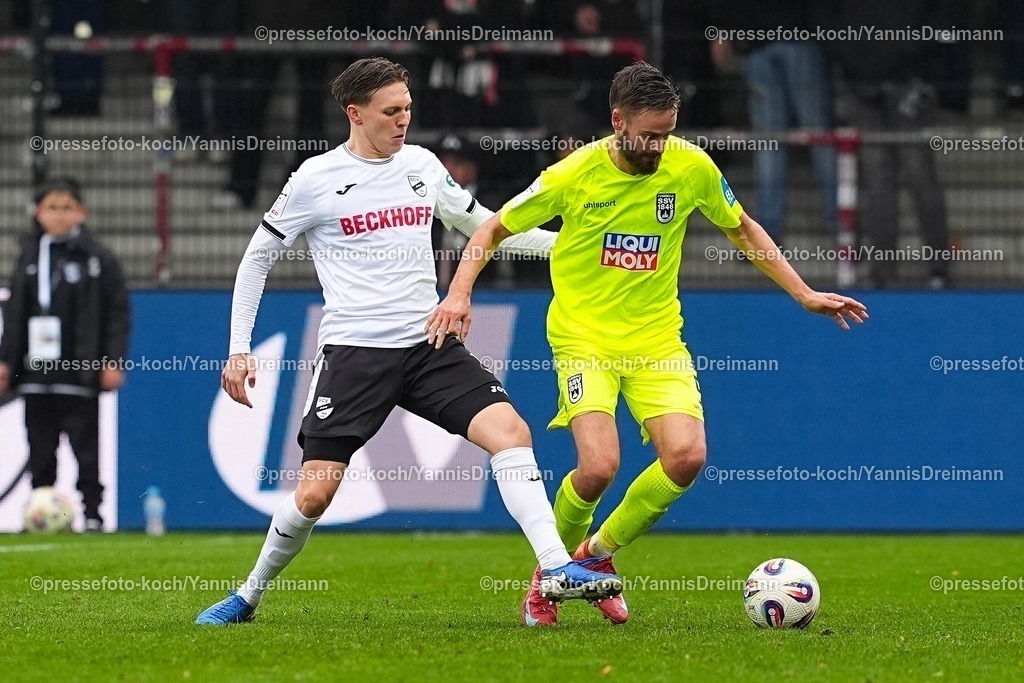 xYDRx25102501072 | 25.10.2025, xydrx, Fußball, 3.Liga, SC Verl - SSV Ulm 1846, Saison 2025 2026, Sportclub Arena: Fabian Wessig (SC Verl #18) im Zweikampf gegen Lucas Roeser (SSV Ulm 1846 #9)  DFB regulations prohibit any use of photographs as image sequences and or quasi-video.