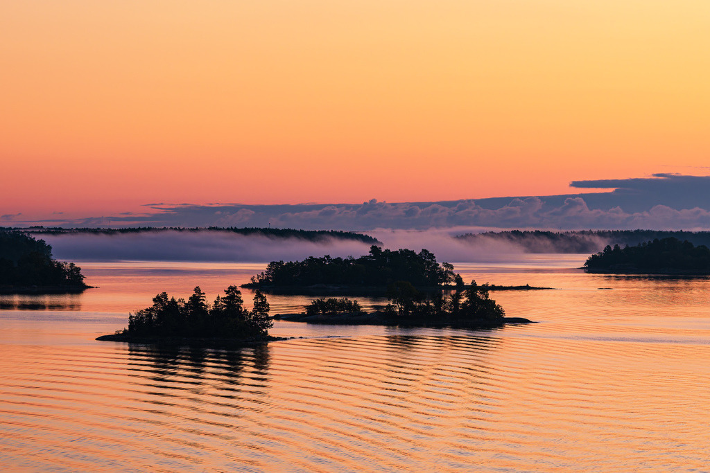Inseln im Schärengarten mit Nebel und Sonnenaufgang vor Stockholm, Schweden | Inseln im Schärengarten mit Nebel und Sonnenaufgang vor Stockholm, Schweden.