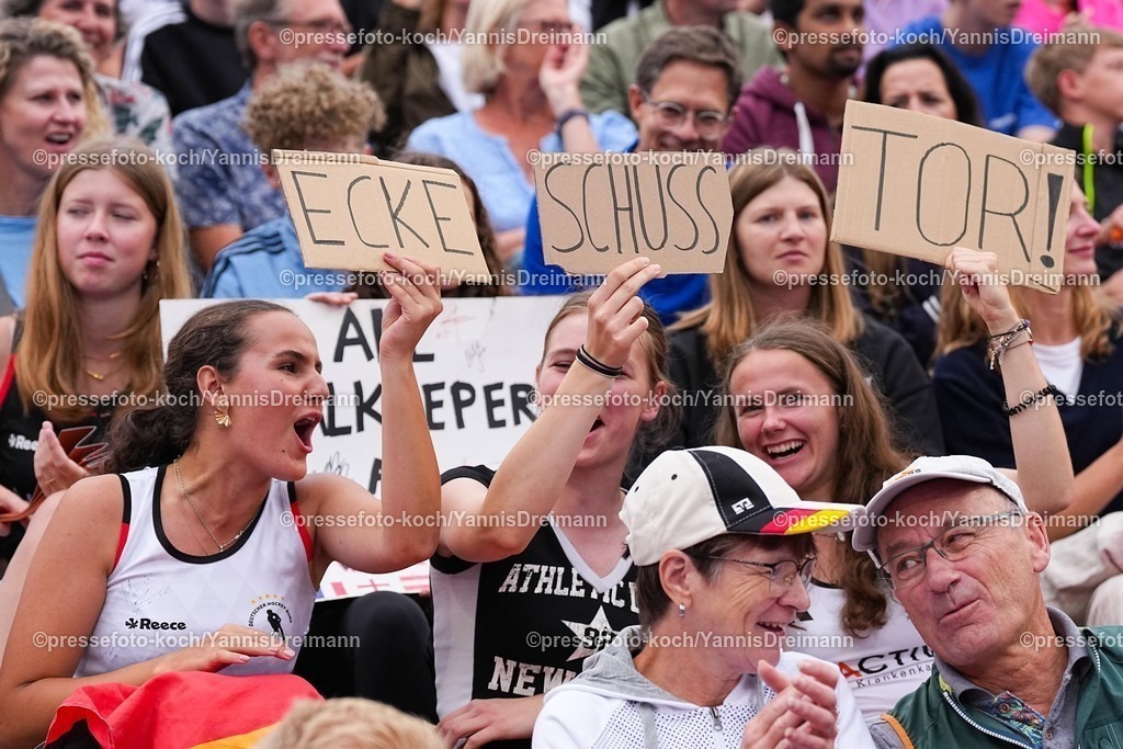 xydrx16082503030 | 16.08.2025, xydrx, Herren EuroHockey Championship 2025, Finale, Niederlande - Deutschland, Sparkassenpark Mönchengladbach: Fans halten drei Plakate hoch mit der Aufschrift: Ecke Schuss Tor!