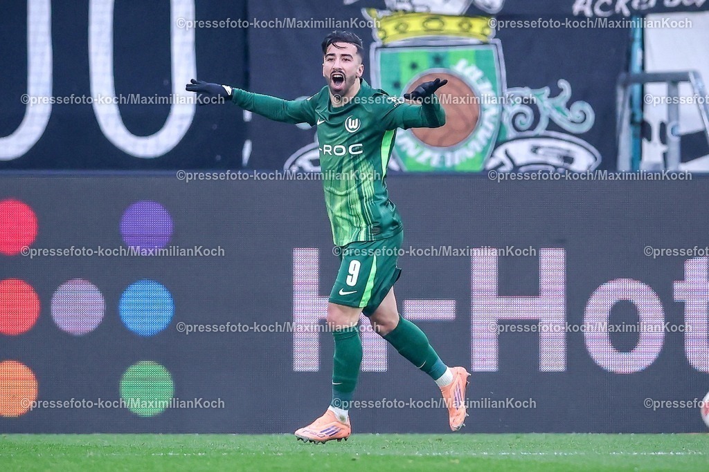 BMG13122501037 | 13.12.2025, Fußball, Borussia Mönchengladbach - VfL Wolfsburg, 1. Fußball Bundesliga, 14.Spieltag, Borussia-Park, Saison 2025 2026: Torjubel nach dem Tor zum 2:1 durch Torschütze Mohamed Amoura&nbsp;(VfL Wolfsburg #09)  DFB regulations prohibit any use of photographs as image sequences and or quasi-video.