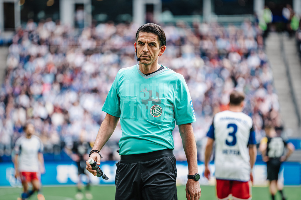 Fußball | Männer | Saison 2023/2024 | 2. Fußball-Bundesliga | 28. Spieltag | Hamburger SV vs. 1. FC Kaiserslautern | 06.04.2024 | Schiedsrichter Deniz Aytekin Portrait