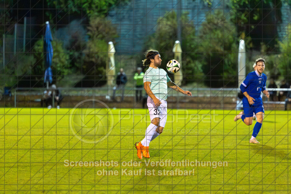 20261015_195141_0063_(c)_by_PhotoPeet | #,TSG Salach (türkis) vs. VfB Neuffen (blau), Fußball, Bezirksliga - Bezirk Neckar/Fils, 08. Spieltag, Saison 2026/2027, Rasensportplatz, Staufenecker Straße, 73084 Salach, 15.10.2026 - 19:30 Uhr,Foto: PhotoPeet / Sport- &amp; Eventfotografie / Peter Harich