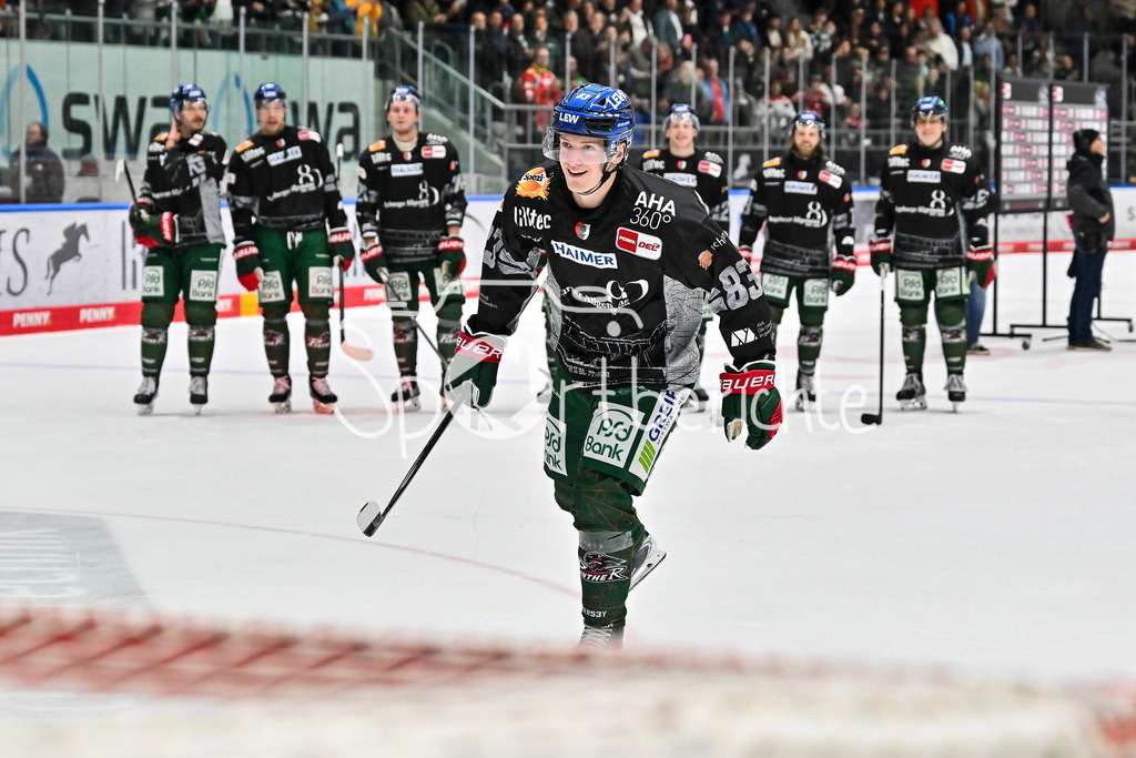 Augsburger Panther - ERC Ingolstadt | Die Spieler der Hausherren feiern ausgelassen mit den Fans den Derbysieg gegen Ingolstadt nach dem match zwischen den Augsburger Panthern und dem ERC Ingolstadt am 13. Spieltag der Penny DEL im Curt Frenzel Stadion am 23.10.2025 / Sebastian ZWICKL (Augsburger Panther 83)