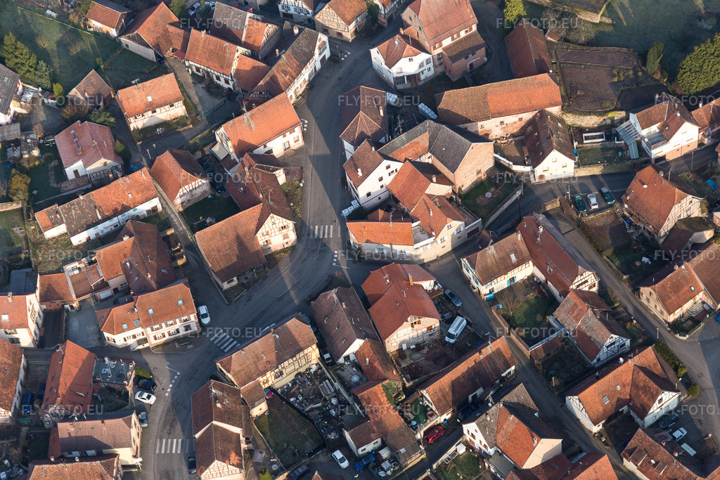 Vue aérienne: Vue de la ville à Weiterswiller dans le département Bas Rhin, France. Photo: IMG_105308.jpg prise le 25/03/2018 par Werner Riehm/FLY-FOTO.euRésolution de l'original: 5472 x 3648 px