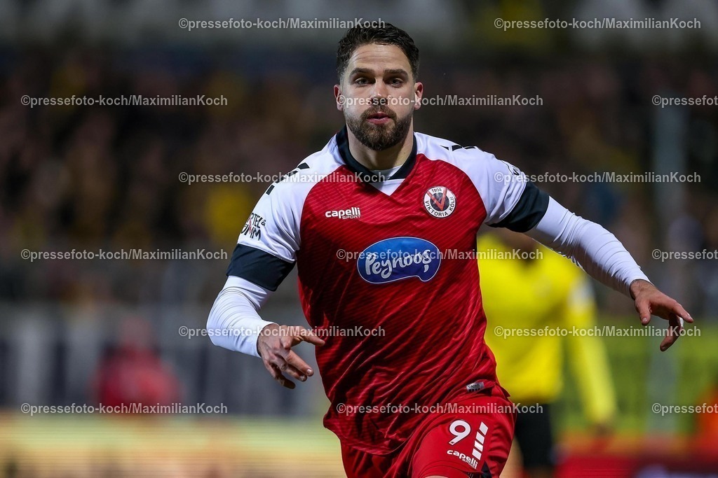 FCVK14022501064 | 14.02.2025, Fußball, FC Viktoria Köln – Alemannia Aachen, 3.Liga, Sportpark Höhenberg, Saison 2024 2025: Torjubel nach dem 2:1 durch Torschütze Lex-Tyger Lobinger (Viktoria Köln #9)DFB regulations prohibit any use of photographs as image sequences and or quasi-video.