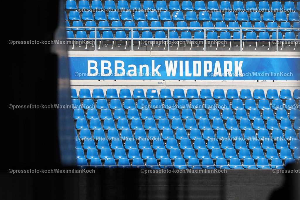 KSC27082401026 | 27.08.2024, Fußball, Karlsruher SC Training, BBBank Wildpark, Saison 2024 2025: Schriftzug BBBank Wildpark auf der Tribüne - Leere Sitzplätze im Stadion 