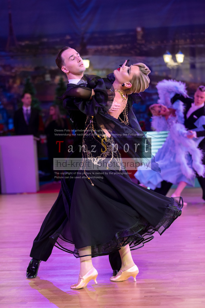 20241215_WDSF_Int_Open_Std-Riga-8658 | Tanzsportbilder, Standardtanz, Lateintanz, WDSF, DTV, LTVB, dancecomp, goc, hessen tanzt, blaues band der spree, walzer, tango, wiener walzer, slowfox, quickstepp, samba, rumba, cha-cha-cha, paso doble. jive, hd-kroft photography, turniertanzsport