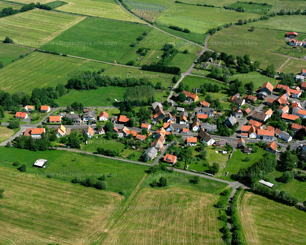 2614719 | FELDKRüCKEN 09.06.2006 Landwirtschaftliche Nutzflächen und Feldgrenzen  umsäumen das Siedlungsgebiet des Dorfes in Feldkrücken im Bundesland Hessen, Deutschland // Agricultural land and field boundaries surround the settlement area of the village  in Feldkrücken in the state Hesse, Germany Foto: Gerhard Launer