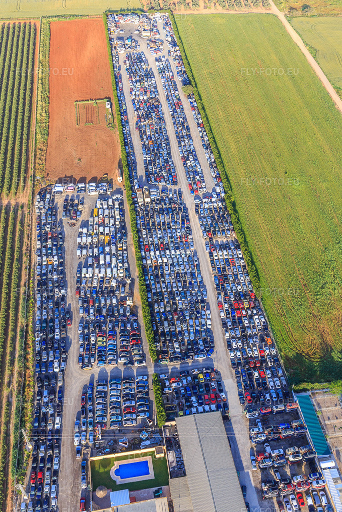 Vue aérienne: Des rangées de vieux véhicules empilés à la casse Desguace Siglo 21 à Dos Hermanas dans le département Séville, Espagne. Photo: IMG_145749.jpg prise le 22/04/2025 par Werner Riehm/FLY-FOTO.euRésolution de l'original: 3564 x 5347 pxWWW.DESGUACESIGLOXXI.COM