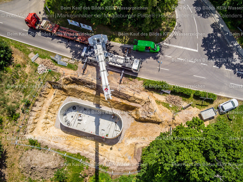 PPV Bodendorf Wasserbau-0025-2 | Senkrechter Blick aus der Drohne auf die Wasserbaustelle. Ein großer Autodrehkran steht zwischen den Betonfertigteilen und weiteren Bereichen der Baustelle und verdeutlicht die Dimension und den technischen Aufwand der Arbeiten.Die Aufnahme entstand im Rahmen der Baustellendokumentation für PPV Bodendorf. Die senkrechte Perspektive zeigt besonders übersichtlich, wie Kran, Bauteile und Arbeitsflächen auf der Baustelle angeordnet sind.Zusammen mit weiteren Aufnahmen entsteht so eine dokumentarische Serie, die unterschiedliche Arbeitsschritte und den Baufortschritt aus der Luft festhält. - Realisiert mit Pictrs.com