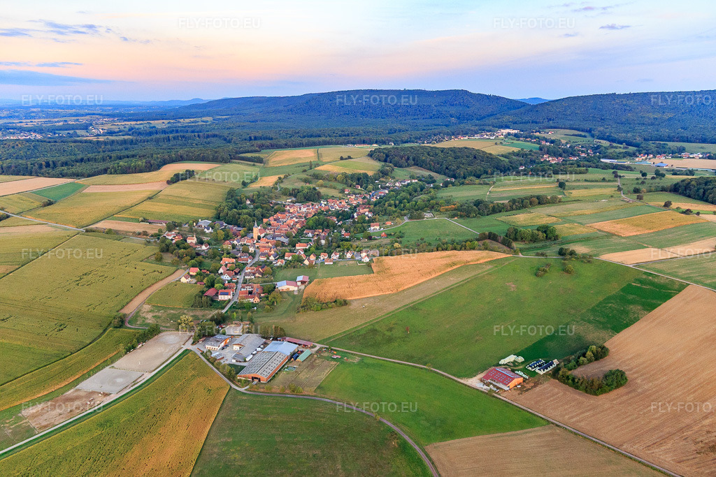 Vue aérienne: Vue de la ville depuis l'est à Drachenbronn-Birlenbach dans le département Bas Rhin, France – .Photo: IMG_117758.jpg prise le 14/09/2019 par Werner Riehm/FLY-FOTO.eu – Résolution de l'original: 5226 x 3484 px