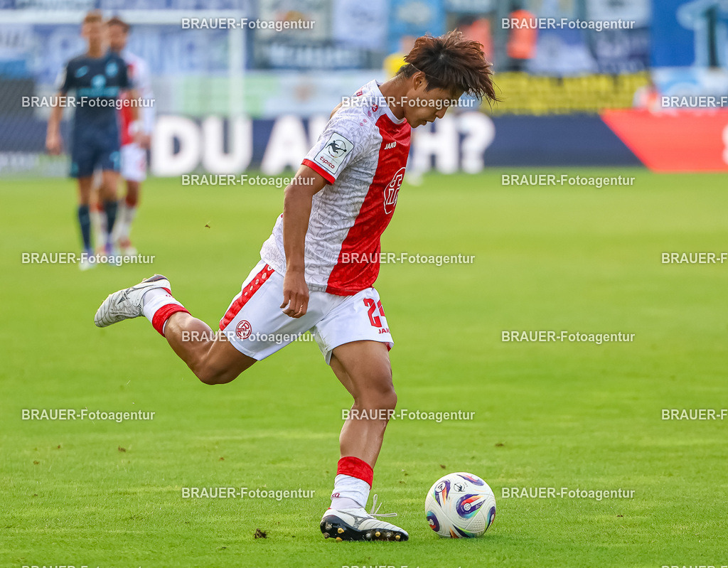Rot-Weiss Essen - TSV 1860 München - 3.Liga | Essen, Deutschland, 01.08.2025Kaito Mizuta  (Rot-Weiss Essen) einzelaktion am Ballwährend des 3.Liga Spiels zwischen Rot-Weiss Essen- TSV 1860 München im Stadion an der Hafenstraße am 01.08.2025 in Essen. (Foto von Timo Bluhmki-Schmidt/ Brauer-Fotoagentur)