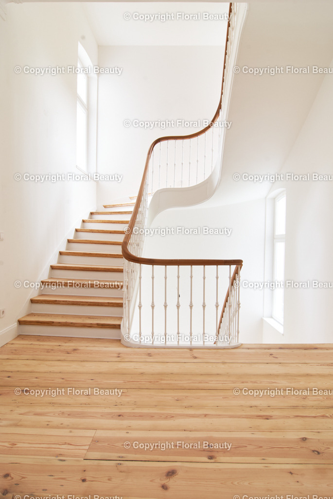 Altbauhaus nach Renovierung | renoviertes Altbautreppenhaus - Realisiert mit Pictrs.com