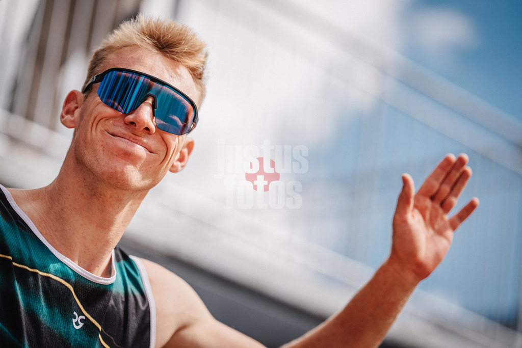Beachvolleyball | Männer | Allianz German Beach Tour 2025 | Tourstop Berlin | 24.08.2025 | Jonas Reinhardt läuft ins Stadion ein
