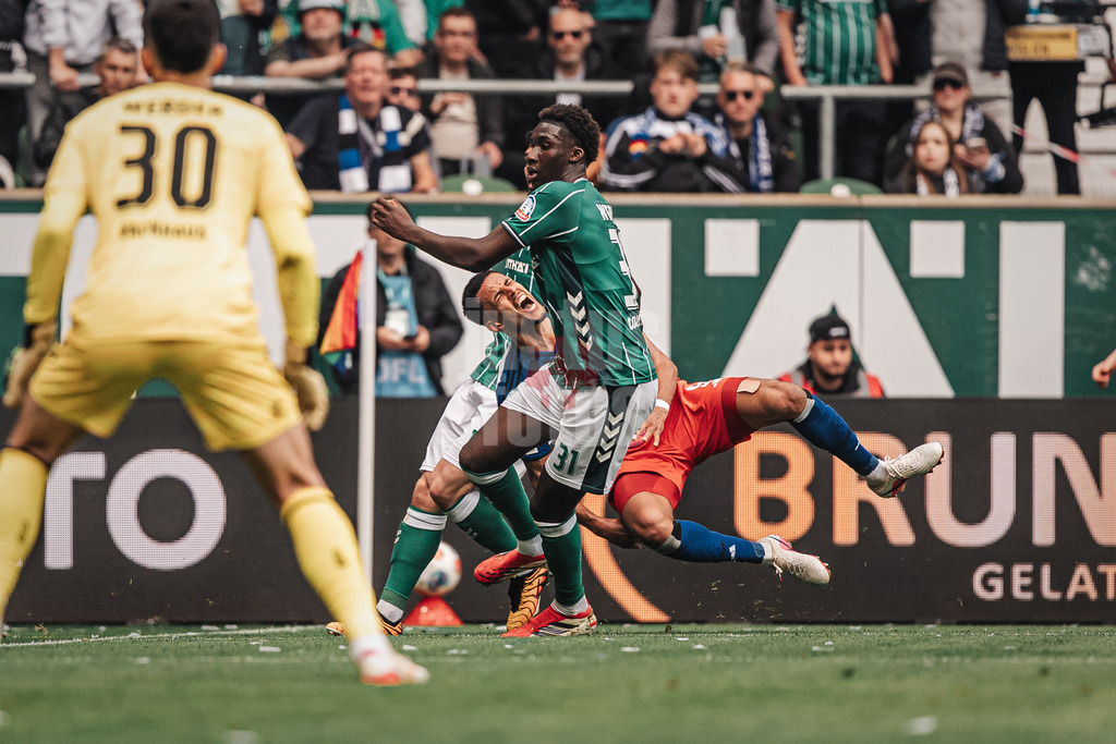 Fußball | Männer | Saison 2025/2026 | 1. Fußball-Bundesliga | 30. Spieltag | SV Werder Bremen vs. Hamburger SV | 18.04.2026 | Robert Glatzel (#9, HSV) wird gefoult