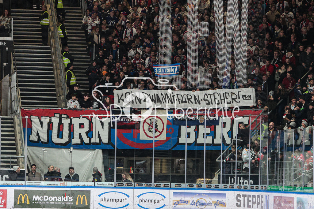 Augsburger Panther - Nürnberg ICE Tigers | Die Fans der Nuernberger zeigen ein Spruchband zu den Ticketpreisen in Augsburg / Kein Zwanni fürn Steher