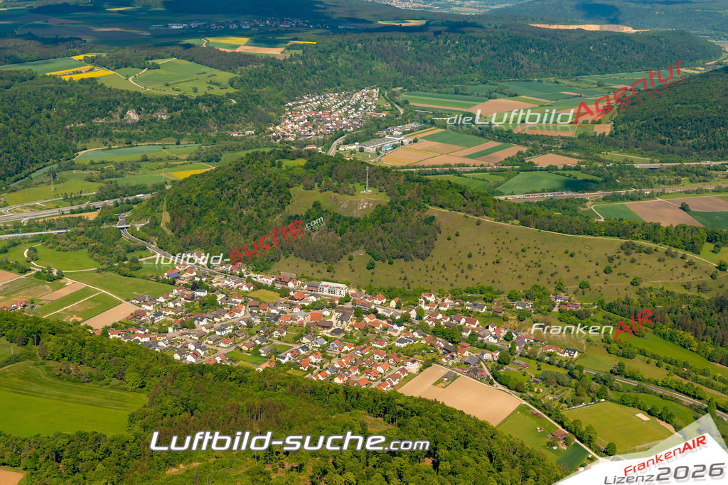Das Luftbild zeigt : Enkering Kinding - Die Luftaufnahme wurde 2024 vom UL-Flugzeug aus erstellt ( keine Drohne ) - Hochauflösende Luftaufnahme - Für grossformatige Ausdrucke geeignet. Die Geschenkidee !Mit Lizenz und Bildrechte bestellbar