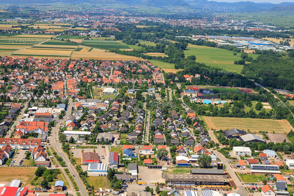 Luftbild: Hochstadter Straße in Offenbach an der Queich im Bundesland Rheinland-Pfalz in Deutschland. Foto: IMG_30200.jpg vom 05.07.2010 durch Werner Riehm/FLY-FOTO.de