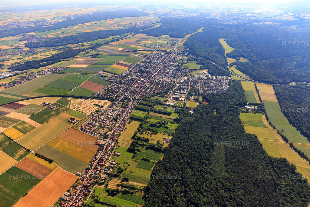 Luftbild: Ortsansicht von Westen in Kandel im Bundesland Rheinland-Pfalz in Deutschland. Foto: IMG_120979.jpg vom 26.06.2020 durch Werner Riehm/FLY-FOTO.de