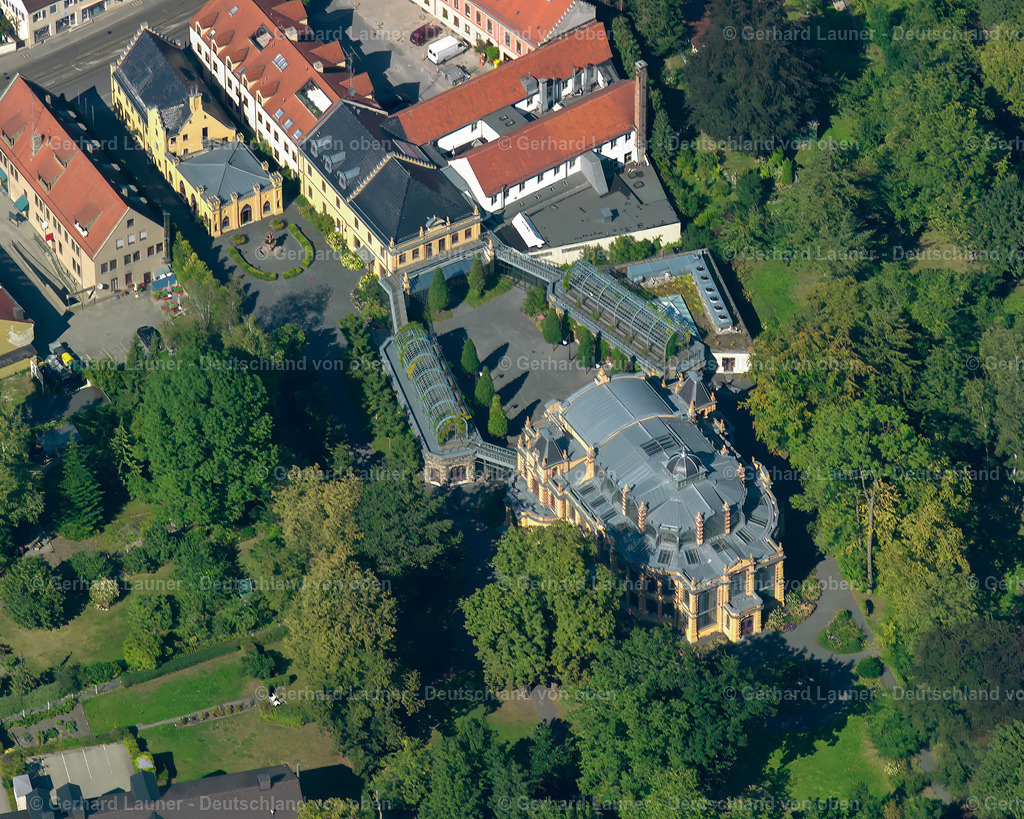 2403245 | Das Kurhaus im Augsburger Stadtteil Göggingen ist das einzige erhaltene Multifunktionstheater in Glas- und Gusseisenkonstruktion aus der Gründerzeit. Im Auftrag von Hofrat Friedrich Hessing wurde das Kurhaus 1886 vom Architekten Jean Keller entworfen und gebaut.