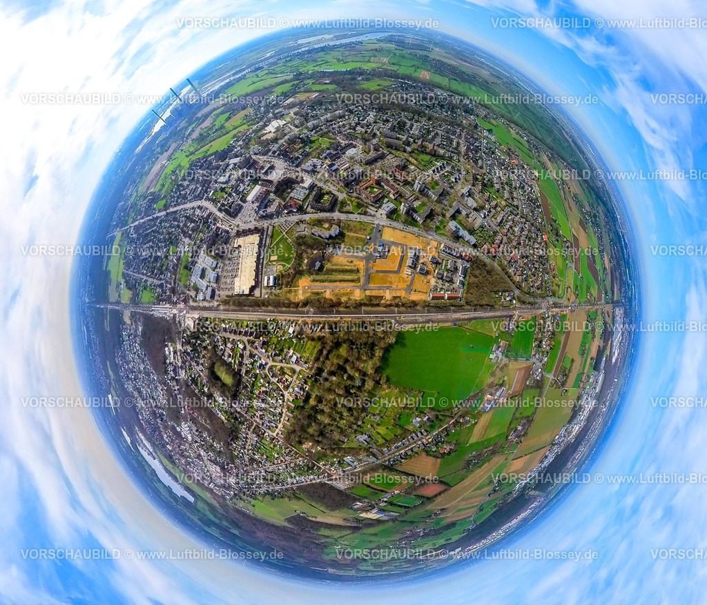 Voerde240390017NeubaugebietFriedrichsfelderStrasse | Luftbild, Voerder Feld Baugebiet Wohnquartier LIVE GREEN VOERDE Friedrichsfelder Straße an der Bahnlinie, Ausbau der Betuweroute und Betuwe-Linie Eisenbahnstrecke, Baustelle mit Schallschutzwand, Einkaufszentrum mit Edeka Voerde Supermarkt, Erdkugel, Fisheye Aufnahme, Fischaugen Aufnahme, 360 Grad Aufnahme, tiny world, little planet, fisheye Bild, Voerde, Niederrhein, Nordrhein-Westfalen, Deutschland