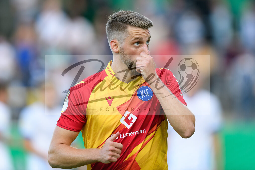 LOTKSC20210809_267 | Fussball, Herren: Marc Lorenz (Karlsruher SC) schaut beim Spiel der 1. Runde im DFB-Pokal zwischen SF Lotte und Karlsruher SC im Stadion am Lotter Kreuz am 09.08.2021 in Lotte, Deutschland.DFB / DFL REGULATIONS PROHIBIT ANY USE OF PHOTOGRAPHS AS IMAGE SEQUENCES AND/OR QUASI-VIDEO. - Realisiert mit Pictrs.com