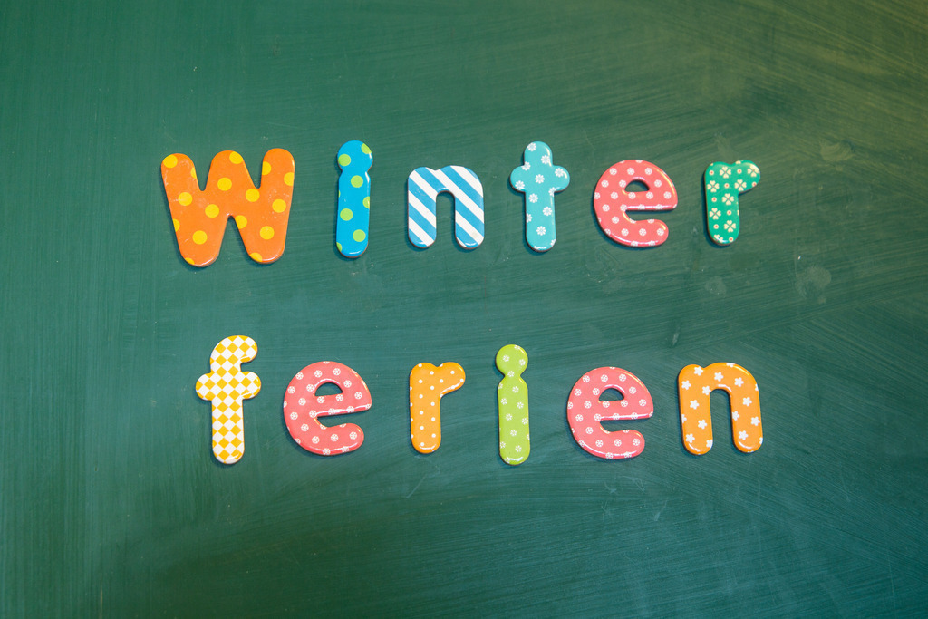 Auf einer Schultafel steht WINTERFERIEN (Symbolbild) | Auf einer Schultafel steht WINTERFERIEN (Symbolbild) - Realisiert mit Pictrs.com