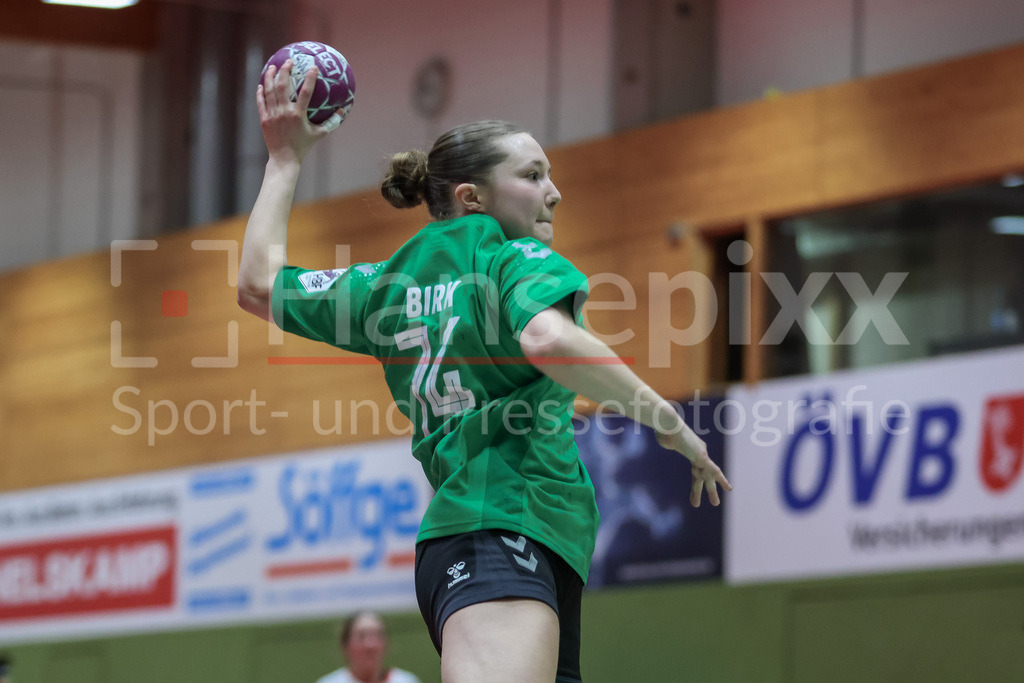 Handball, 2. Bundesliga Frauen, SV Werder Bremen - HSV Solingen-Gräfrath 76 | v.li.: Mara Birk (SV Werder Bremen, 74) beim Wurf, am Ball, Spielszene, Aktion, Action