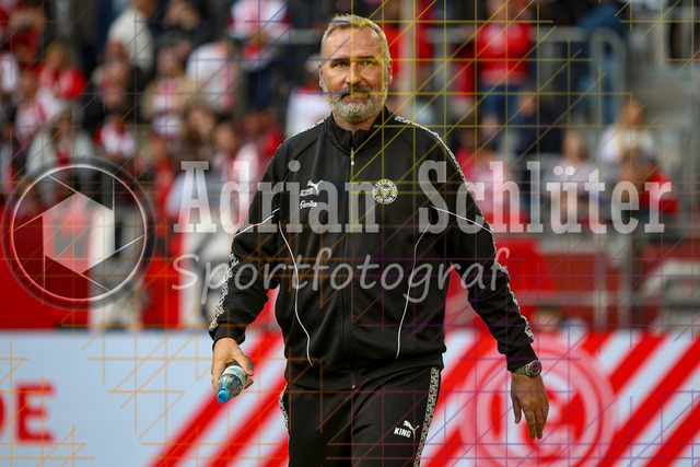 10.04.2026, GER, Fussball, Herren, 2. BL, Saison 2025/2026, Fortuna Düsseldorf - Holstein Kiel | Trainer Tim Walter (Kiel) schaut 