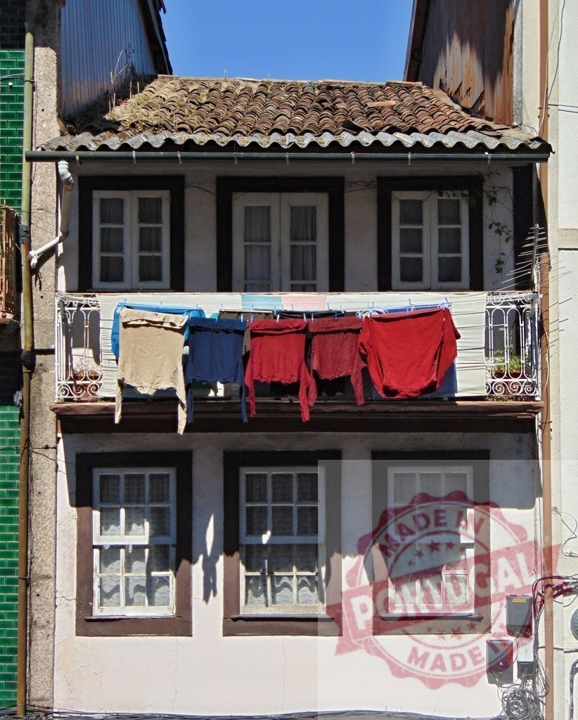 Colorful laundry drying on a traditional Porto balcony. Region Norte - Portugal | Laundry drying on a balcony of a residential building in Porto, Portugal - Realisiert mit Pictrs.com