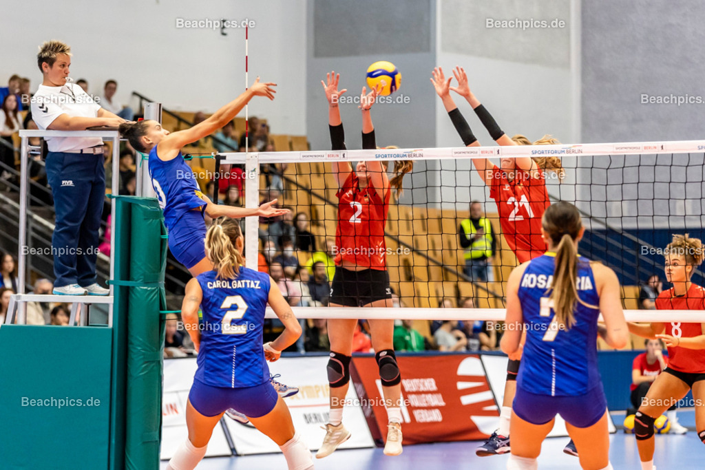 2022-00063305-Testspiel-Deutschland-Brasilien | Angriff Gabriela GUIMARAES #10 BRA gegen pia KÄSTNER #2 (Zuspiel) GER, Camilla WEITZEL #21 (Mittelblock) GER, 17.09.2022; Berlin Foto: Gerold Rebsch - www.beachpics.de
