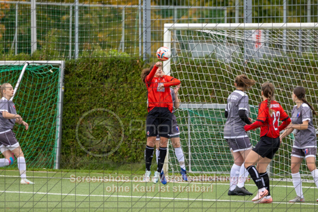 20251005_110728_0130 | Dominique-Michelle Ziegler (1.Göppinger SV #12)1.Göppinger SV (rot) vs. SGM Aufhausen/Nellingen (grau), Fußball, Frauen-Regionenliga 3 - WfV, 04. Spieltag, Saison 2025/2026, Kunstrasenplatz Nord, Hohenstaufenstr. 116, 73033 Göppingen, 05.10.2025 - 11:00 Uhr,Foto: PhotoPeet-Sportfotografie/Peter Harich