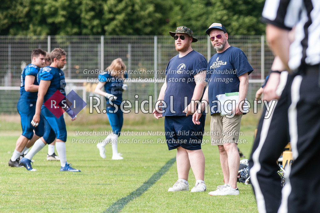 American Football, Saison 2022, Regionalliga Nord, Hamburg Blue Devils - Hannover Grizzlies, Dr.-Hermann-Schnell-Sportplatz (Hamburg), 18.06.2022, 4. Gameweek | Sportfotos aus Hamburg, Eventfotos oder freie Arbeiten von R.Seidel Imagery – einfach online kaufen.