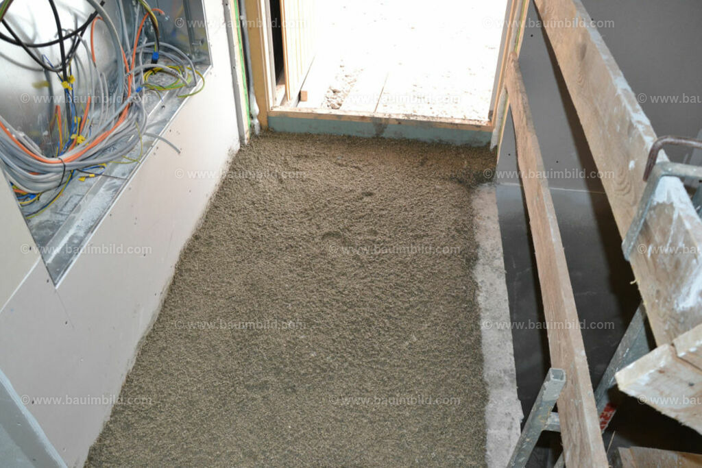 bib-lg19-fussbodenaufbau-0118 | Nach LV-Leistungsgruppen sortierte Detailfotos über den Bau eines Hauses. Alle Hausbau-Bilder direkt vom Urheber und Autor der Website Haus-Selber-Bauen.com