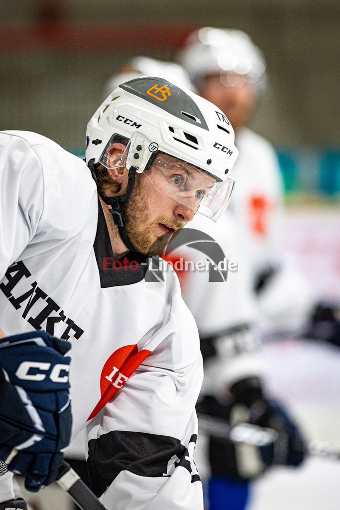 SC Forst NATURE BOYS gegen ESC Hassfurt HAWKS | Eishockey Landesliga Herren Playoffs 2024/25 - Spiel 2 von 4, SC Forst NATURE BOYS gegen ESC Hassfurt HAWKS, 20250222,Maximilian ROHRBACH (Nature Boyz 9) Portrait, Freisteller,2025-02-22 in Peißenberg (Eisstadion Peißenberg)Maximilian ROHRBACH (Nature Boyz 9)Copyright: WolfgangxLindner foto-lindner.de