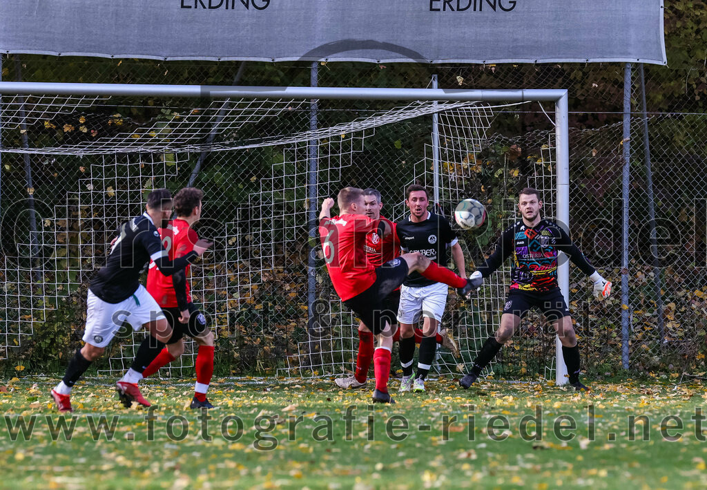 2023-11-05_081_FC_Herzogstadt_gegen_TuS_Oberding | Erding, Deutschland, 05.11.2023:
Fußball, Kreisklasse 2023 / 2024, 14. Spieltag, FC Herzogstadt gegen TuS Oberding, Endergebnis: 4:5

Attila Lanzendorfen (FC Herzogstadt, #17), Markus Holzmann (TuS Oberding, #6), Torwart Alexander Strobl (TuS Oberding, #1)

Foto: Christian Riedel / fotografie-riedel.net