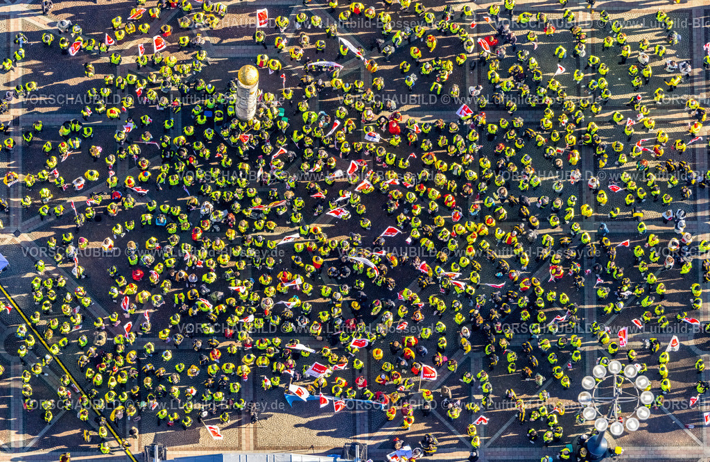 Dortmund230200391 | Luftbild der zentralen Poststreik-Kundgebung in Dortmund auf dem Friedensplatz vor dem Dormunder Rathaus. Rund 3.500  Beschäftigte aus Verteilzentren in ganz NRW demonstrieren am Dienstag in der Dortmunder city. Poststreik, VERDI, Kundgebung, City, Dortmund, Ruhrgebiet, Nordrhein-Westfalen, Deutschland