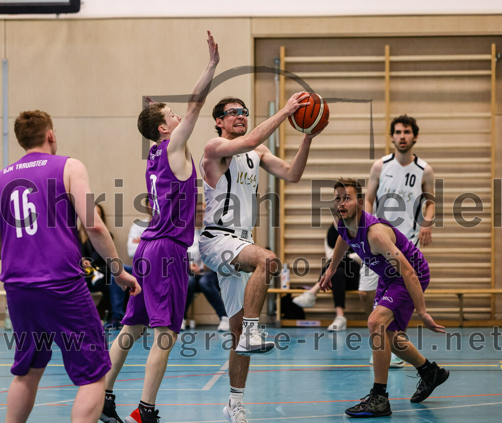 2022-05-01_073_TSV_Vaterstetten_gegen_DJK_Traunstein | Vaterstetten, Deutschland, 01.05.2022:
Basketball, Aufstiegsrunde zur Bayernliga 2021 / 2022, 5. Spieltag, TSV Vaterstetten gegen DJK Traunstein, Endergebnis: 87:79

C. Joch (DJK Traunstein, #16), A. Schatz (DJK Traunstein, #19), Maximilian Rothe (TSV Vaterstetten, #6), 

Foto: Christian Riedel / fotografie-riedel.net