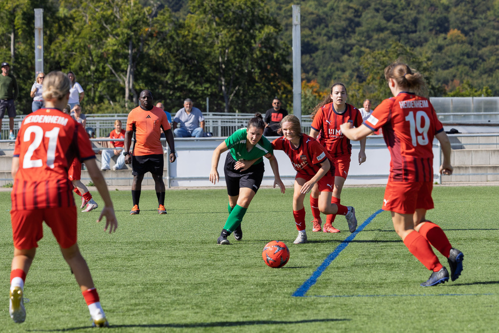 FCHSTE_250921_4317 | 1.FC Heidenheim 1846 II vs. TV Steinheim, Fußball, Frauen, Bezirksliga, 2025/2026, 2.Spieltag, 21.09.2025 in Heidenheim, Kunstrasen b. Voith-Arena West(Foto: Michael Bulling) - Realisiert mit Pictrs.com