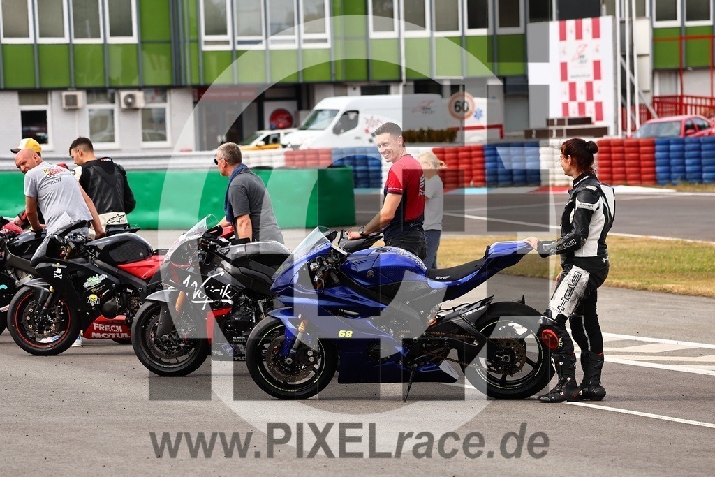 social-20250830_07284 | Schöne Erinnerungen an spannende Momente - das festzuhalten ist unser Job. PIXELrace.de ist seit 2003 auf den Rennstrecken Europas unterwegs um die Action draußen beim Fahren und die wunderbare Stimmung imm Fahrerlager für euch einzufangen.