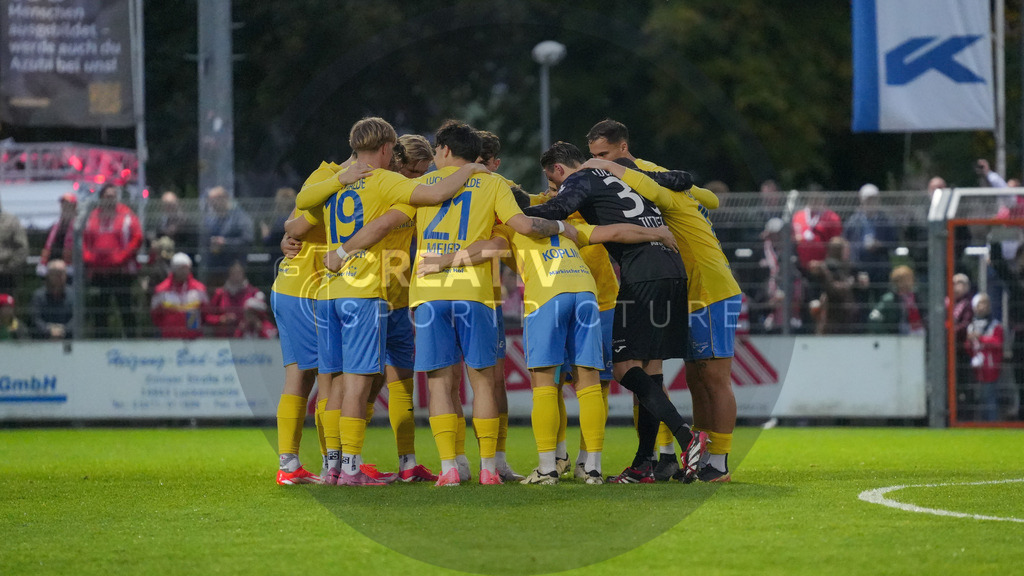 Fußball, Herren, Saison 2025/2026, Testspiel, Freundschaftsspiel, FSV 63 Luckenwalde vs. 1.FC Union Berlin, Mittwoch 08.10.2025, Werner-Seelenbinder-Stadion Luckenwalde, | Fußball, Herren, Saison 2025/2026, Testspiel, Freundschaftsspiel, FSV 63 Luckenwalde vs. 1.FC Union Berlin, Mittwoch 08.10.2025, Werner-Seelenbinder-Stadion Luckenwalde, Im Bild: Der Mannschaftskreis des FSV 63 Luckenwalde vor Spielbeginn. - Realisiert mit Pictrs.com