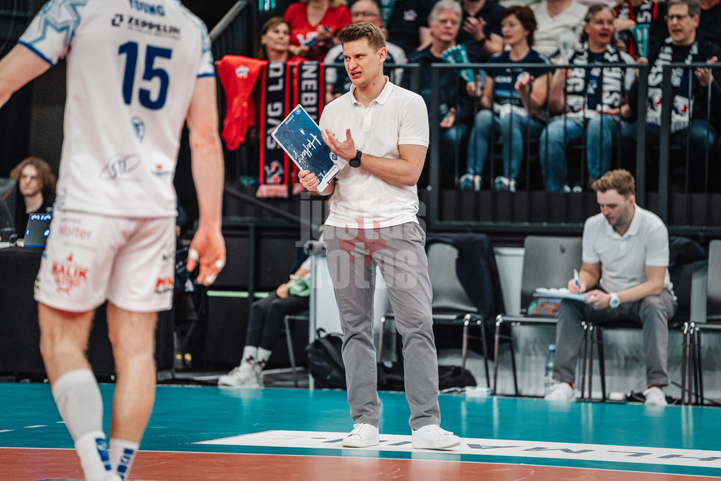 Volleyball | Herren | Saison 2024/2025 | 1. Volleyball Bundesliga Männer | Halbfinale | SVG Lüneburg vs. VfB Friedrichshafen | 19.04.2025 | Trainer Adam Swaczyna (VfB Friedrichshafen)