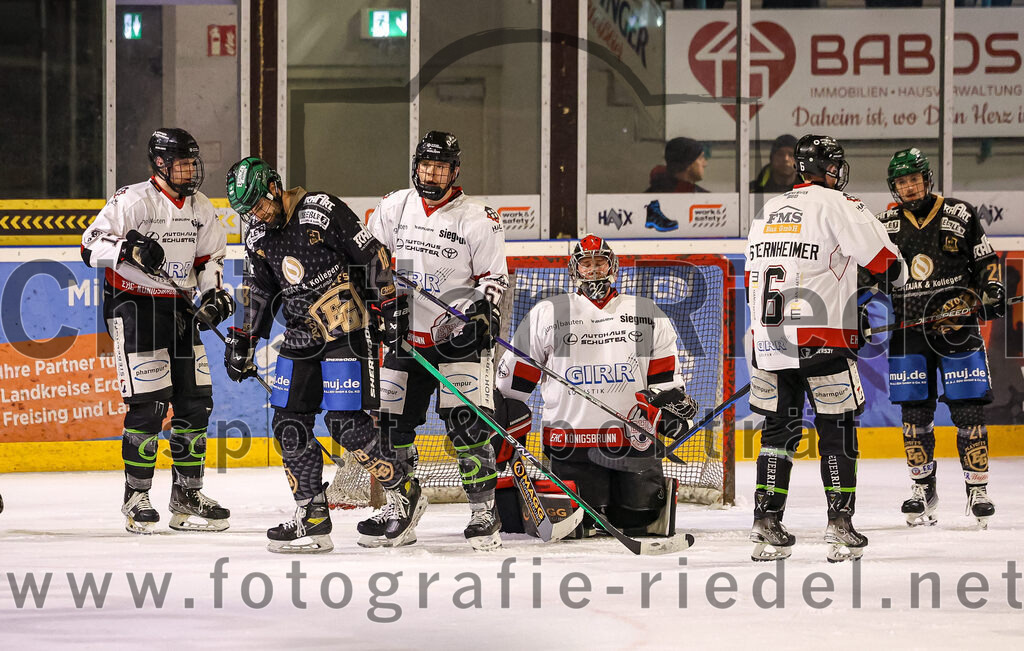 2024-03-15_028_TSV_Erding_gegen_EHC_Koenigsbrunn | Erding, Deutschland, 15.03.2024:
Eishockey, Bayernliga Playoffs 2023 / 2024, 3. Spieltag, TSV Erding gegen EHC Königsbrunn, Endergebnis: 3:4 n. V.

Daniel Krzizok (Erding Gladiators, #18), David Farny (EHC Königsbrunn, #67), Torwart Stefan Vajs (EHC Königsbrunn, #32), Marco Sternheimer (EHC Königsbrunn, #6), Erik Modlmayr (Erding Gladiators, #21)

Foto: Christian Riedel / fotografie-riedel.net