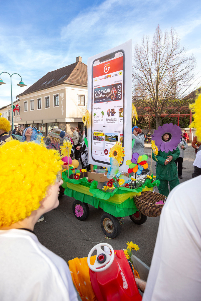 Umzug2025-169_9840 | Fotostrecke: FASCHINGSUMZUG 2025 in Loosdorf. 22 Masken(gruppen)-Teilnehmer: Loosdorfer Vereine, Wirtschaftstreibende, Gemeindeabordnungen sowie Kreditinstitute. rund 700 Besucher entlang der Hauptstrasse. Veranstaltungs-Sicherung durch Mannschaft der FF-Loosdorf mit schwerem Gerät. Maskenprämierung am EKZ-Platz durch Bgm. Thomas Vasku in den Kategorien: Bester Festwagen (Fa. gkonzept-Groissenberger; Beste Personengruppe-ASK-Loosdorf; Beste Einzelperson; Weiteste Anreise-FF Schollach;