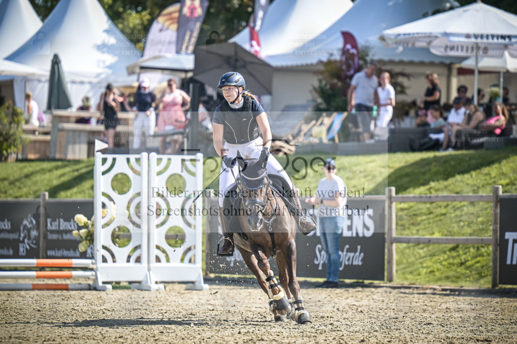 DOS_0443 | Entdecke hochwertige Reitturnierfotos von Foto Oger. Professionell, emotional und authentisch – jetzt Lieblingsmomente im Shop bestellen. - Realisiert mit Pictrs.com