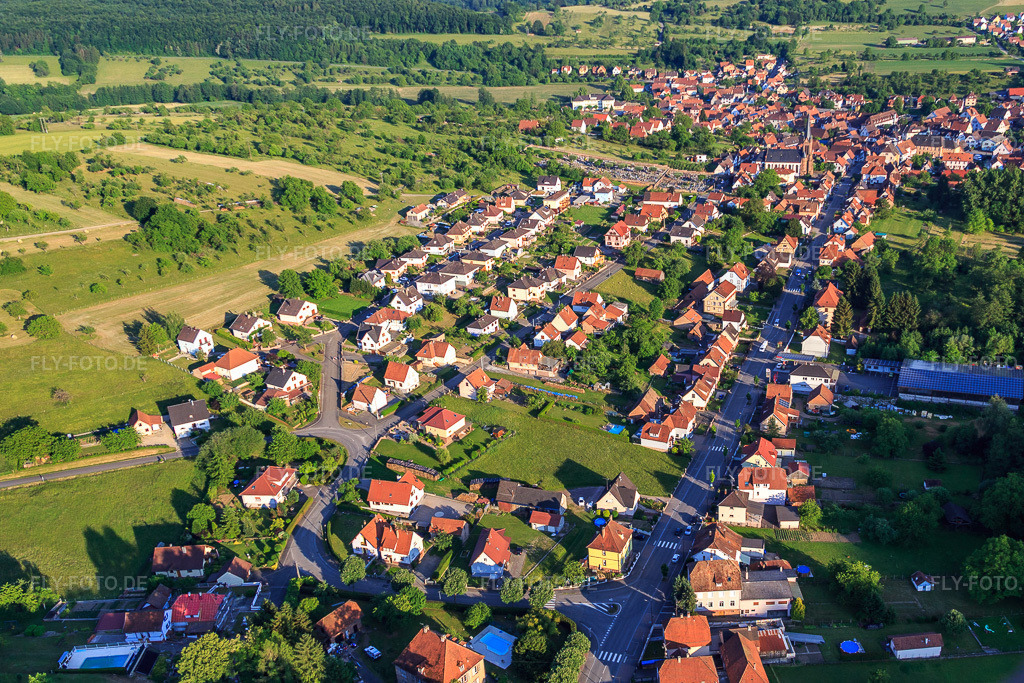 Luftbild: Rue de Wingen und Rue Steinacker in Lembach im Bundesland Bas-Rhin in Frankreich. – Foto: IMG_080279.jpg vom 05.06.2015 durch Werner Riehm/FLY-FOTO.de – Auflösung des Originals: 4667 x 3111 px