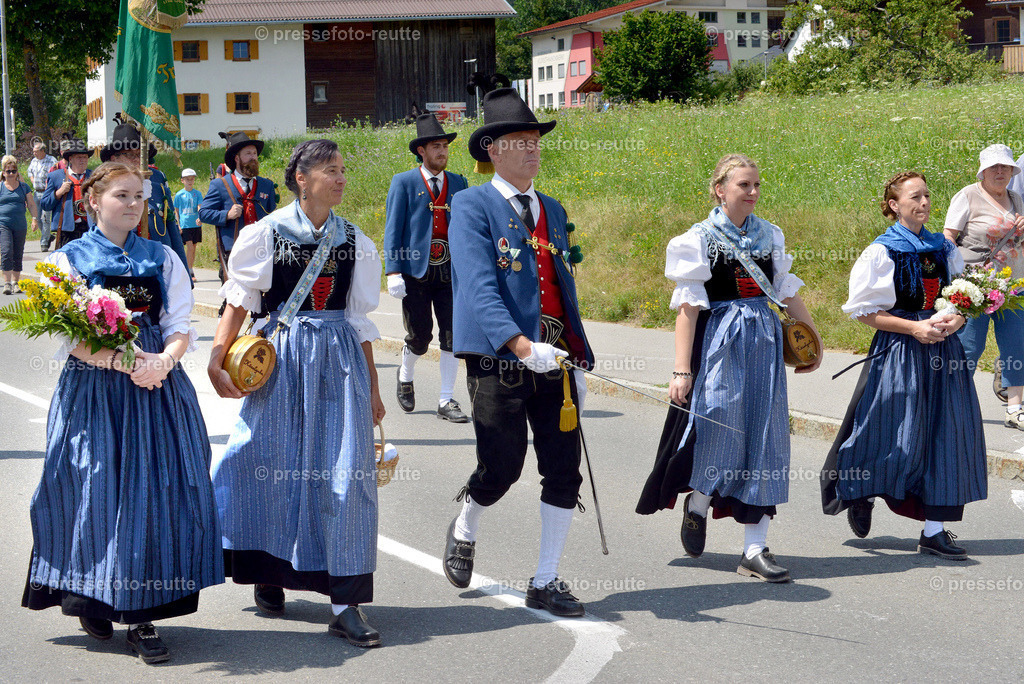 HAESELGEHR-news-2022-Juli24-Bezirksschuetzenfest-Elbigenalp-D8-WTV_3769 | Info aus dem Bezirk Reutte/Ausserfern Tirol sowie eine umfangreiche Bilddatenbank über die gesamte Region: Lechtal, Talkessel Reutte, Tannheimertal, Zwischentoren. Lech, Plansee, Zugspitze, Grenztunnel, B179, Fernpassstraße, Verkehr, Lawinen, Tradition, - Realisiert mit Pictrs.com
