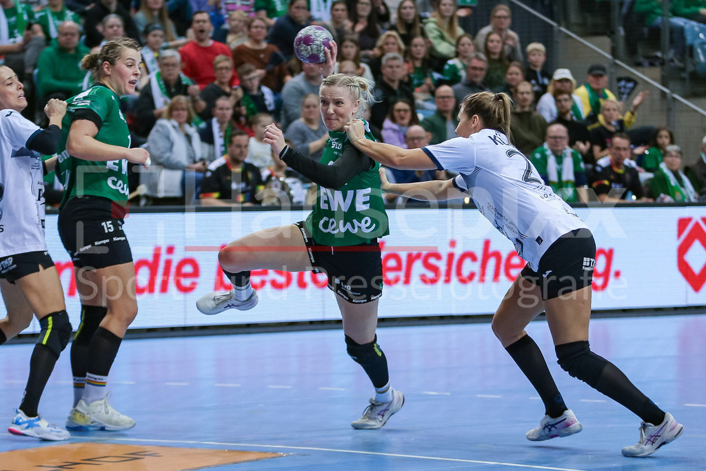 Handball, Bundesliga Frauen, VfL Oldenburg - Thüringer HC | v.li.: Luisa Knippert (VfL Oldenburg, 24) am Ball, Spielszene, Aktion, Action, Kerstin Kündig (Thüringer HC, THC, 27) im Zweikampf, Duell, Spielszene, Aktion, Action